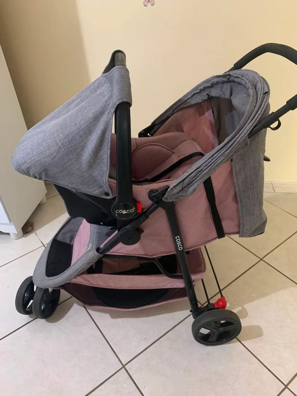 Carrinho de bebê, mais bebê conforto mais base Cosco.