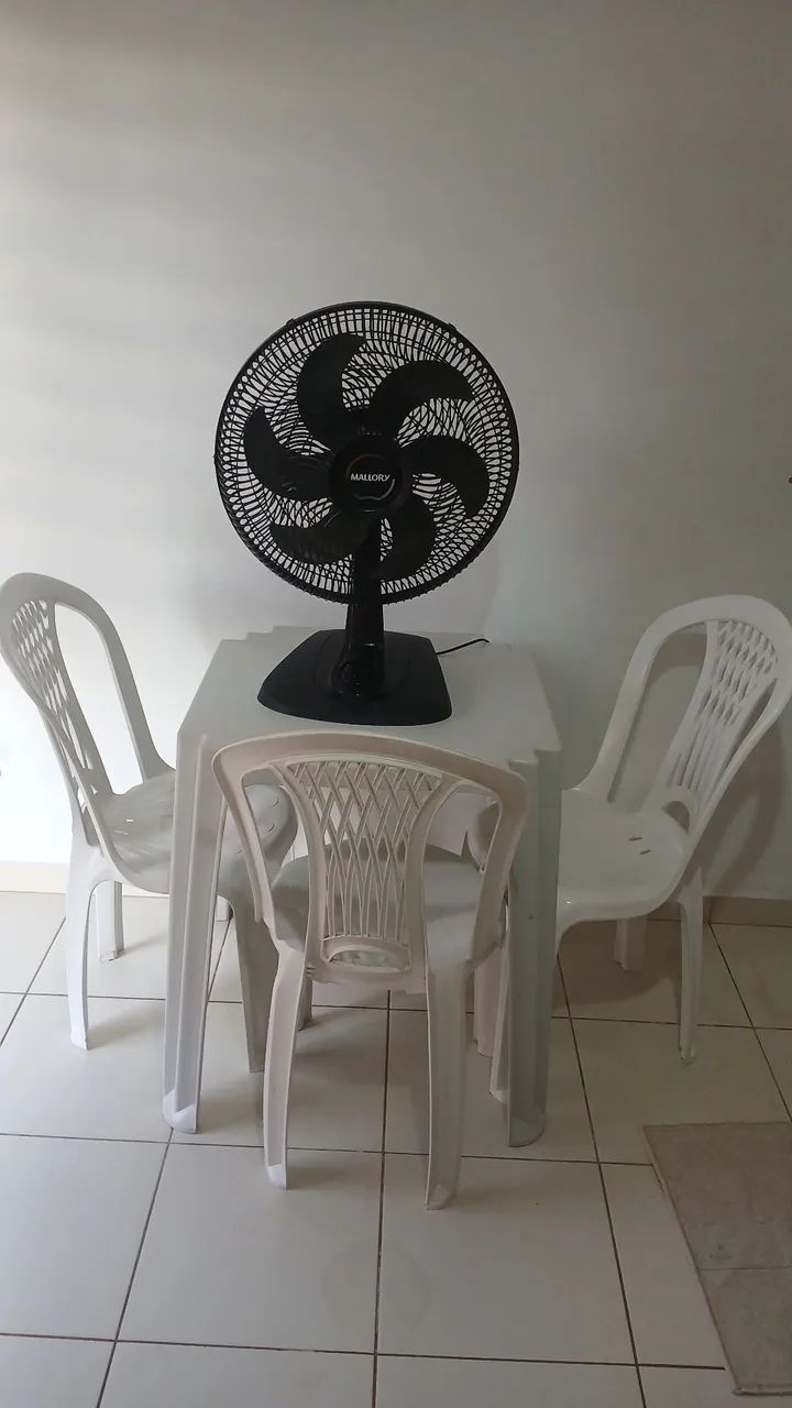 Jogo de mesa com 4 cadeiras plástico e um ventilador malory  - Foto 2