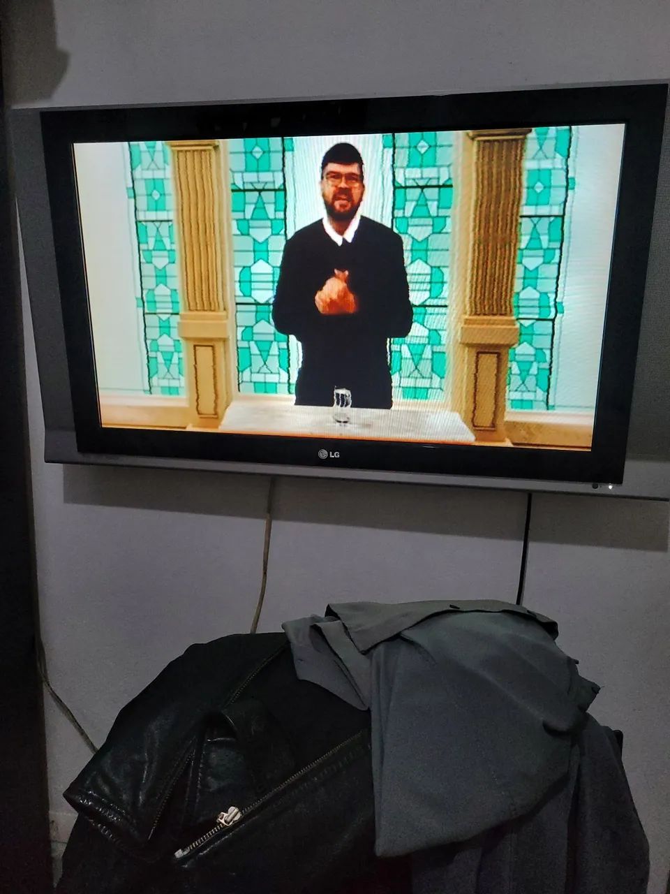 Uma tv LG antiga 