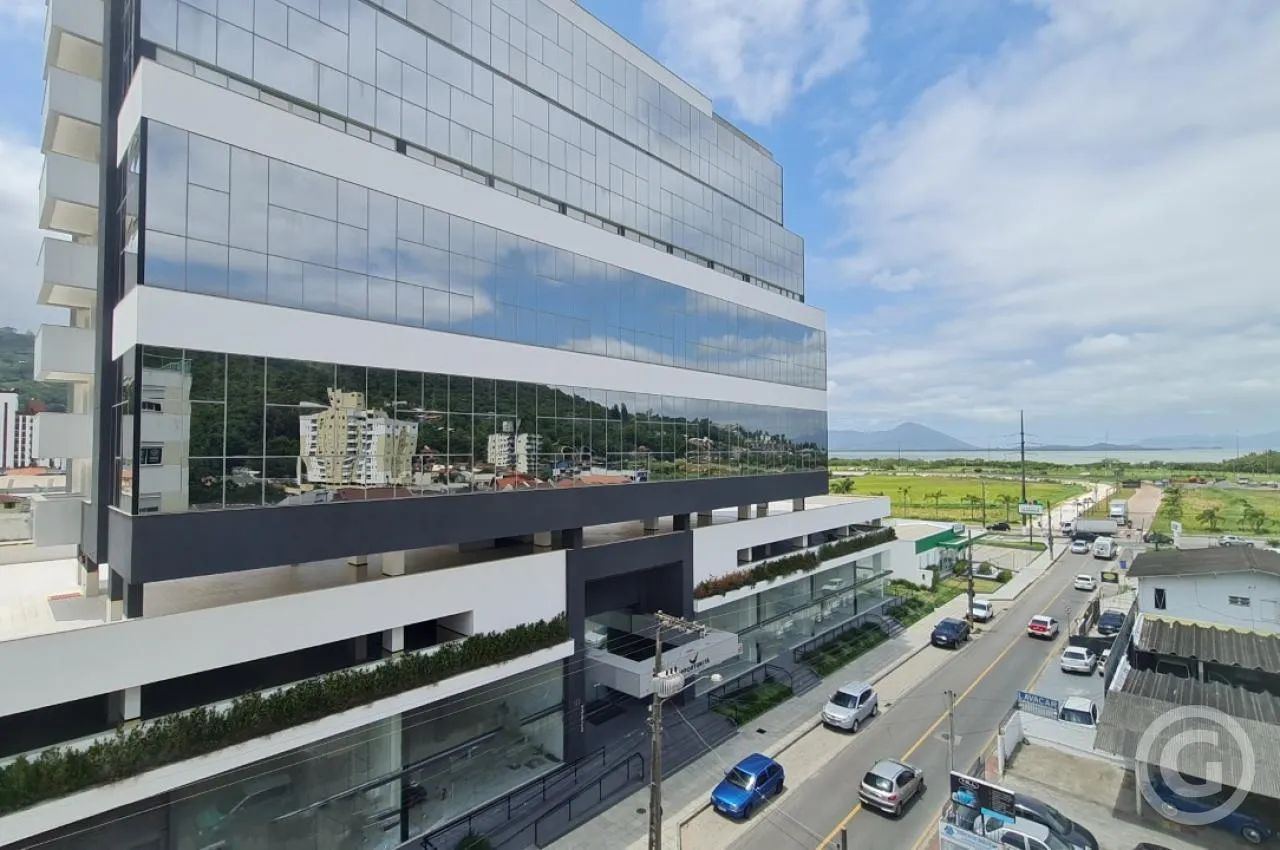 Sala comercial localizada no Saco dos Limões
