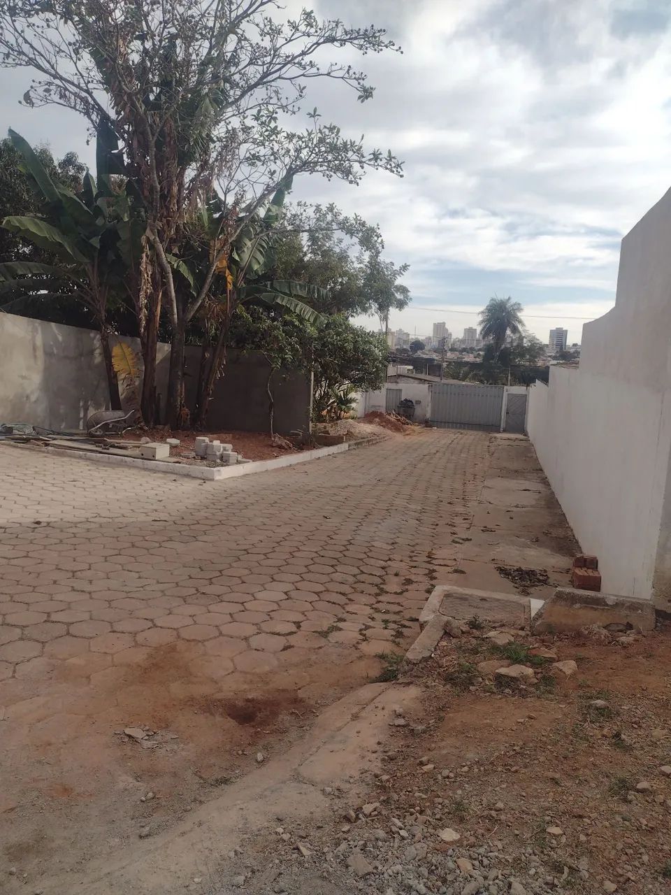 Lote em pequeno condomínio 