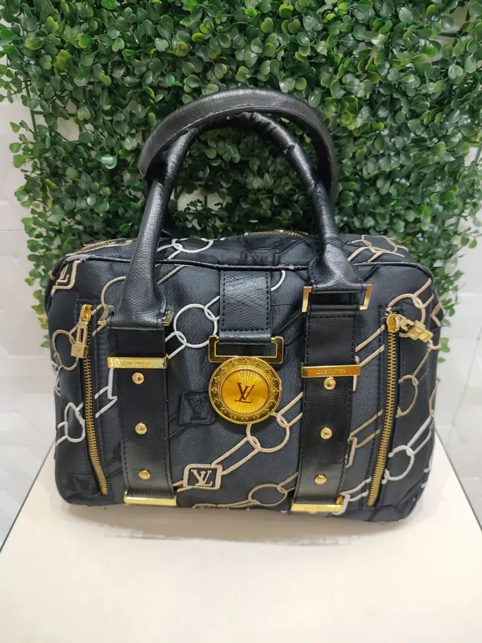 Bolsa de mão preta e dourada Louis Vitton 