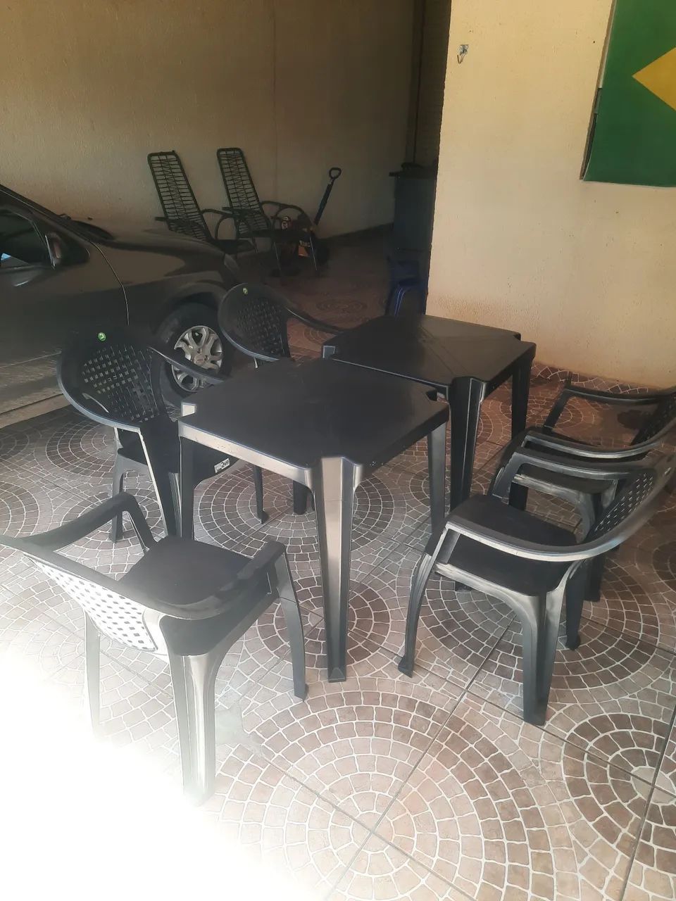 Mesas e cadeiras de plástico 2 Mesas e 5 cadeiras usadas só uma vez - Foto 2