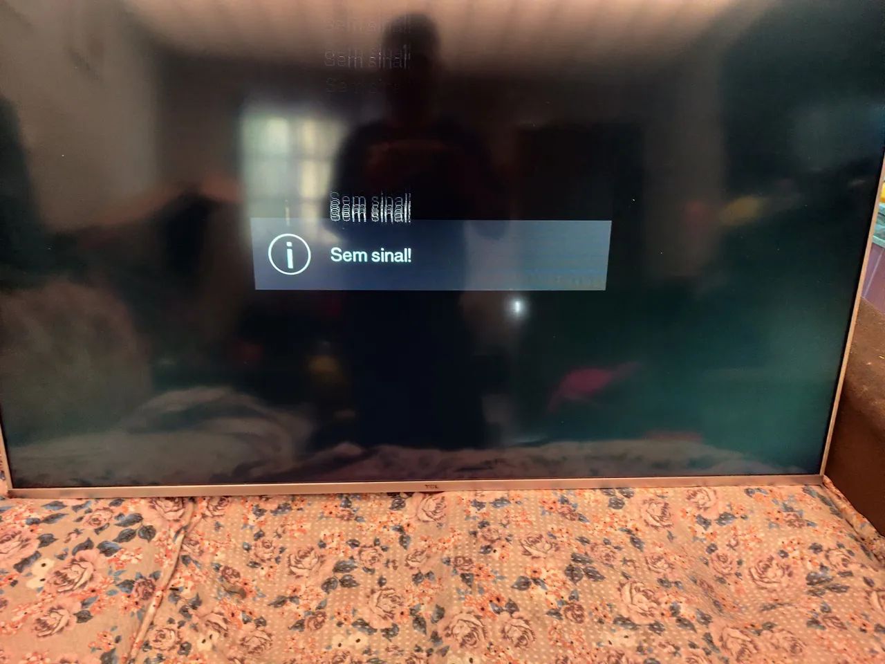 Tv smart TCL  50 polegadas está com defeito vendo para peça ou conserto tem comtrole - Foto 2