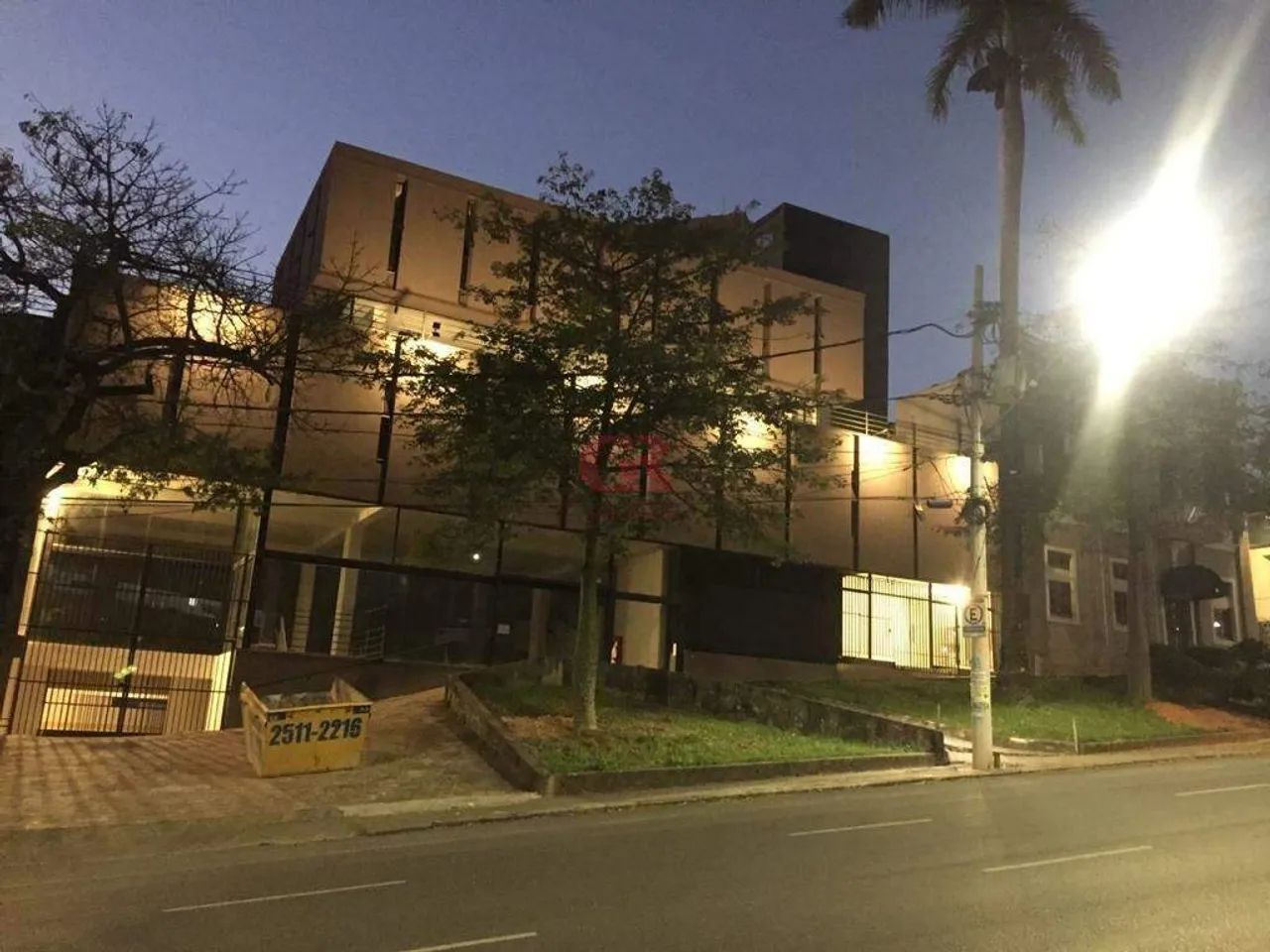PRÉDIO COMERCIAL COM 5 PAVIMENTOS totalmente renovado/remodelado recentemente, interna e e - Foto 2
