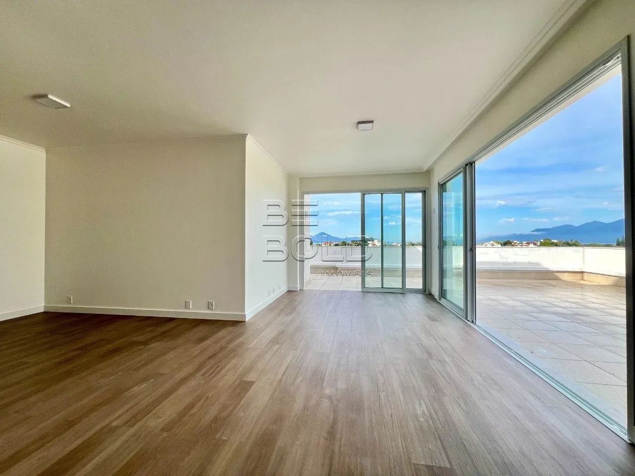 Cobertura plana com vista mar e 4 dormitórios Bom Abrigo