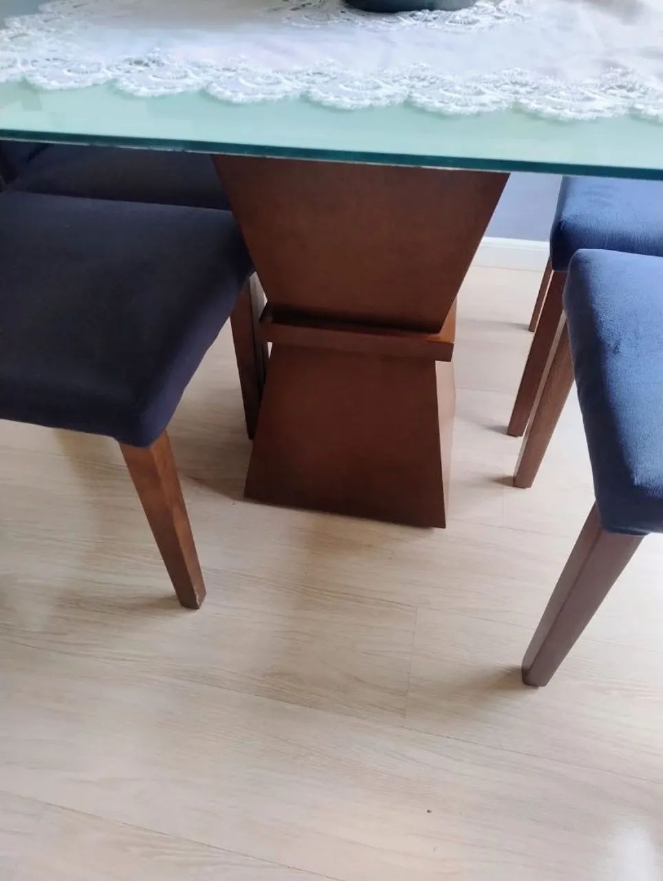 Mesa com 4 cadeiras estofadas em madeira - Foto 5