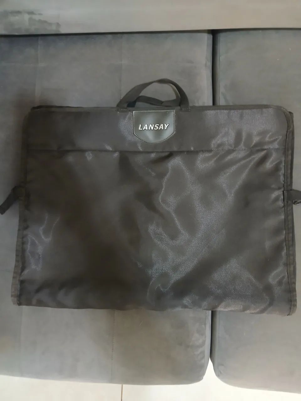 Porta terno na forma de bolsa/pasta de mão marca Lansay  - Foto 2