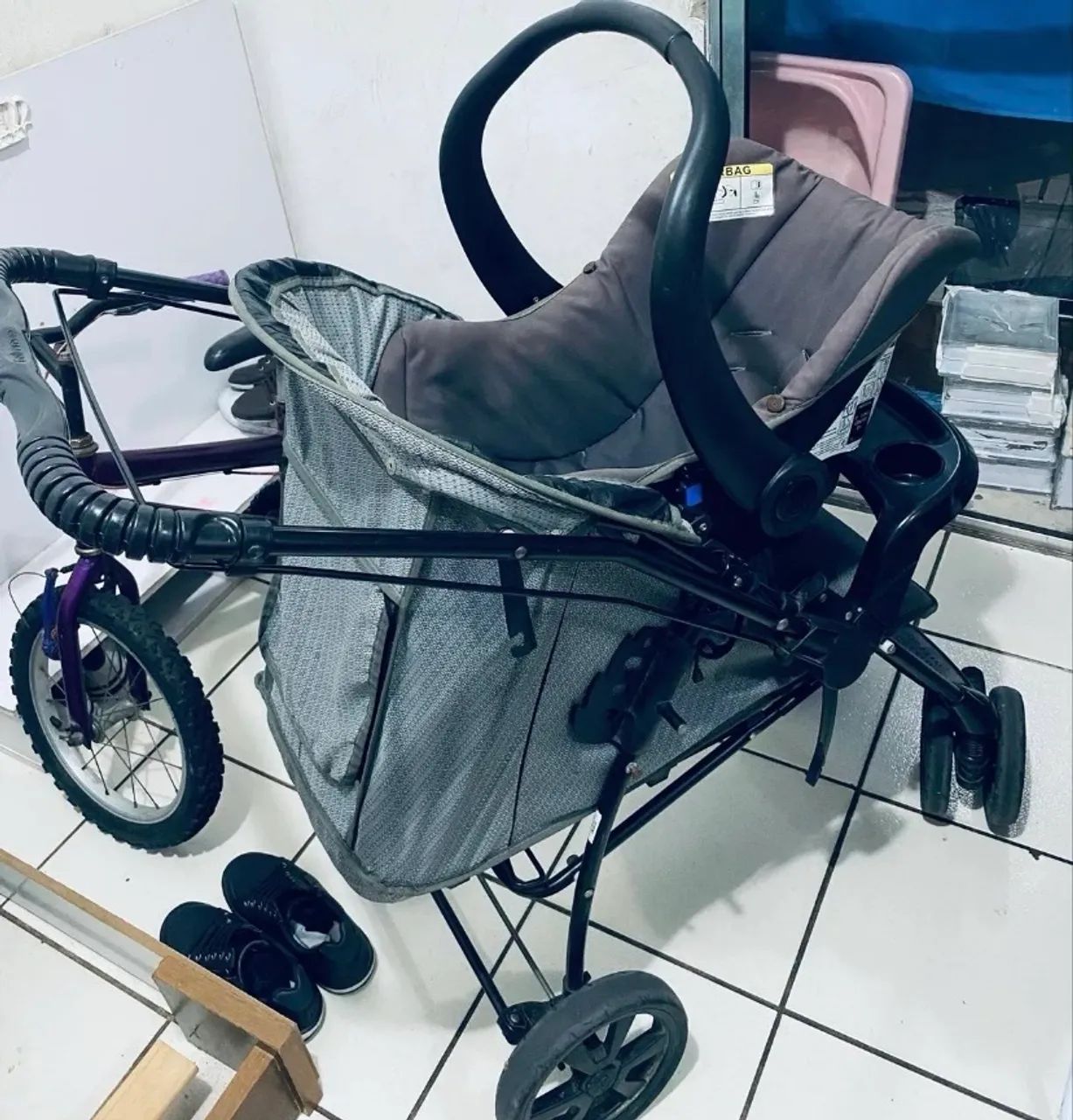 Carrinho de bebê e bb conforto 