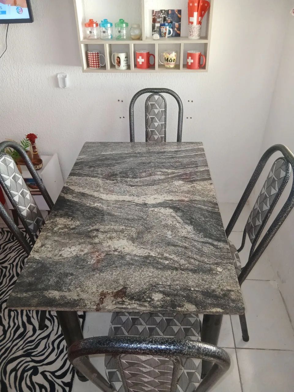 Mesa com jogo de 4 cadeiras