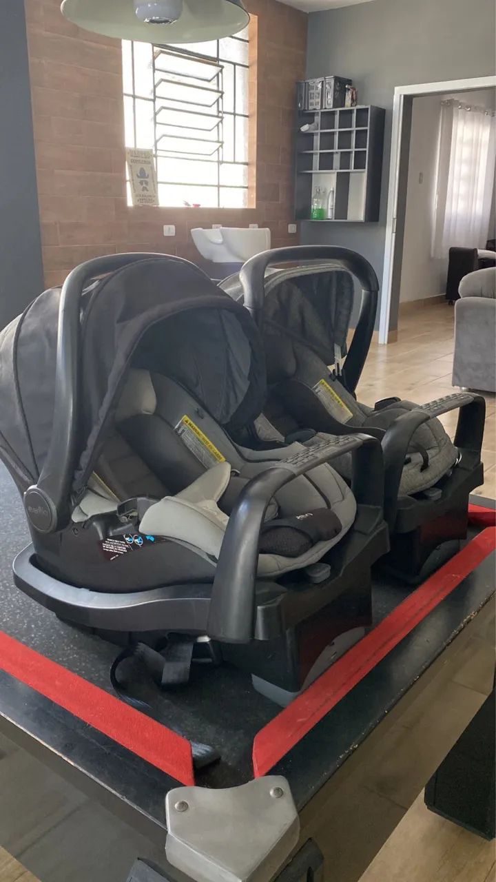Carrinho de gêmeos com bebê conforto evenflo  - Foto 2