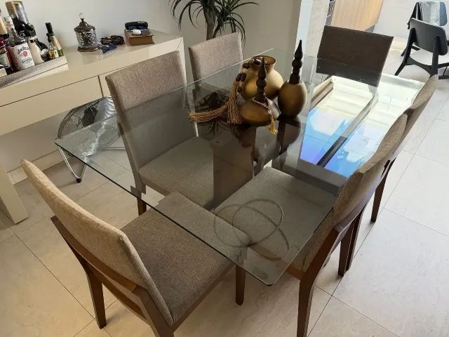 Mesa de jantar e cadeiras 
