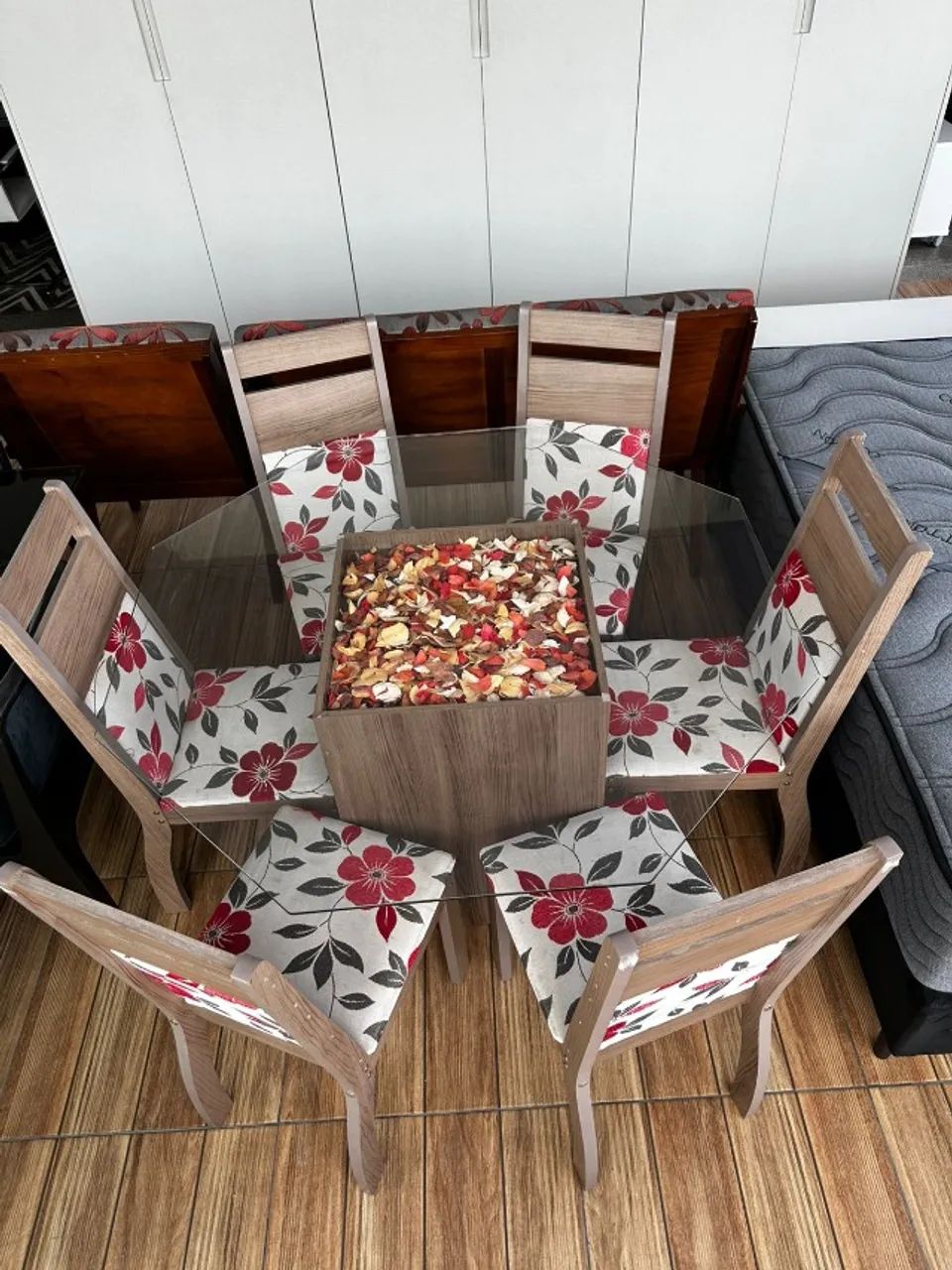 Conjunto de jantar com o tampo de vidro octogonal e decorações na base da mesa !
