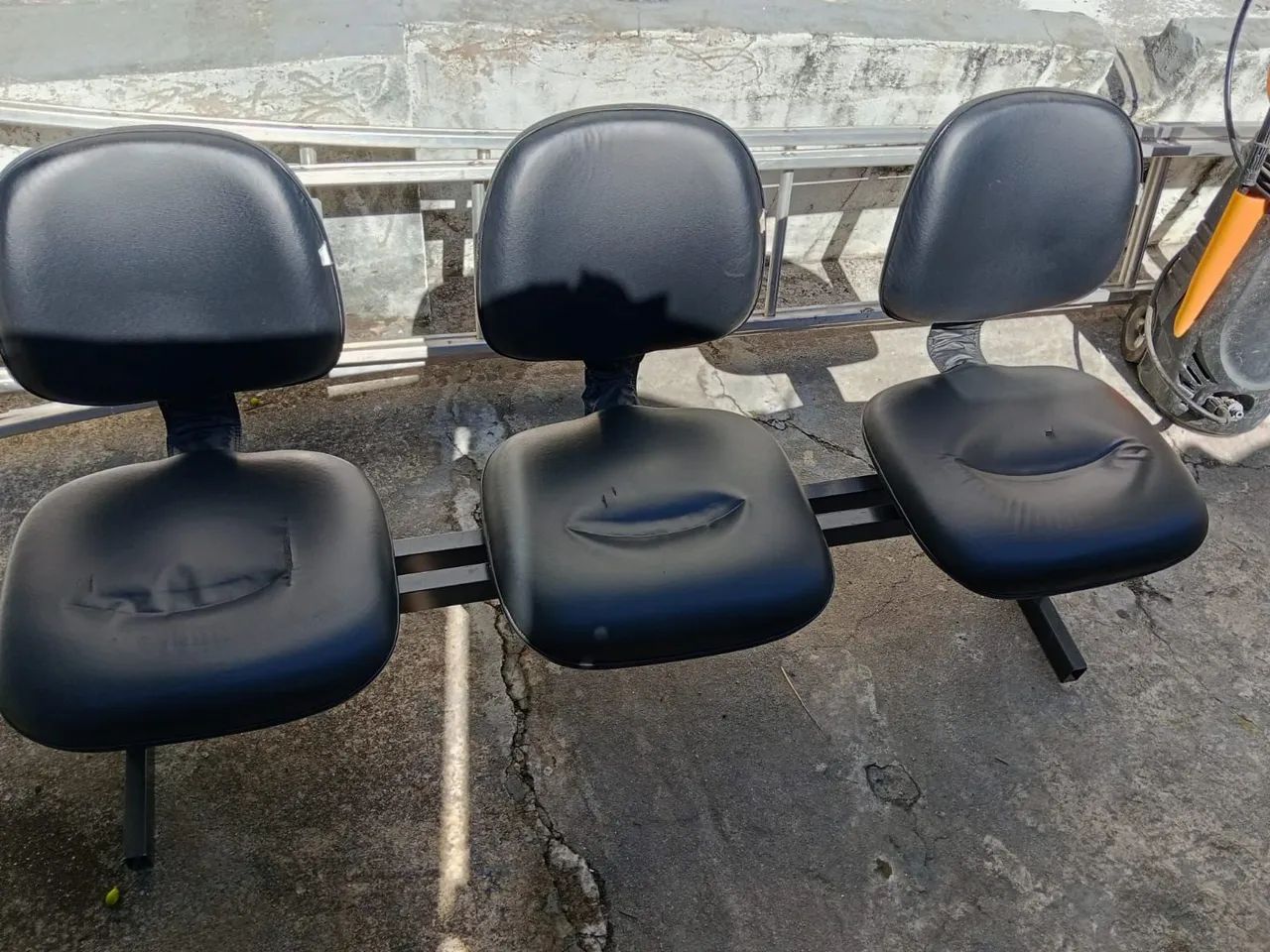 Conjunto de Longarinas 2 e 3 Lugares e maçã de atendimento. 