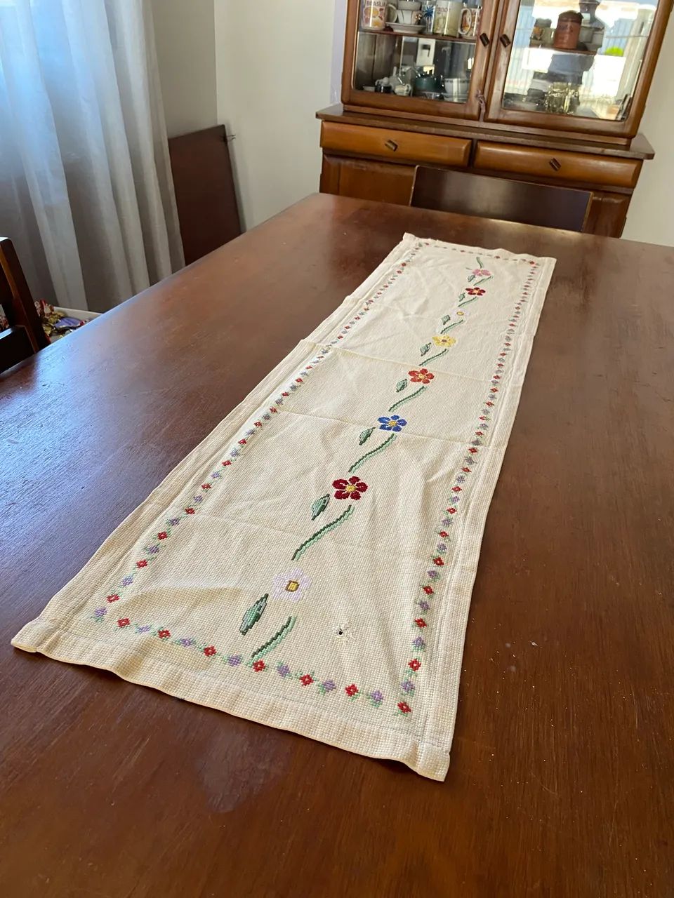 Trilho de mesa bordado ponto cruz 