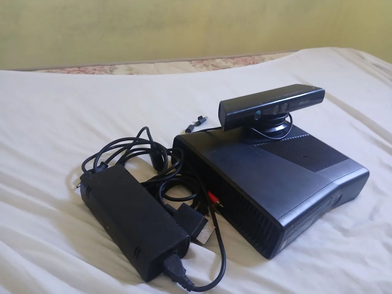 Xbox 360 desbloqueado só tem 1 controle e tem um furinho em cima mais nn atrapalha em nada - Foto 4