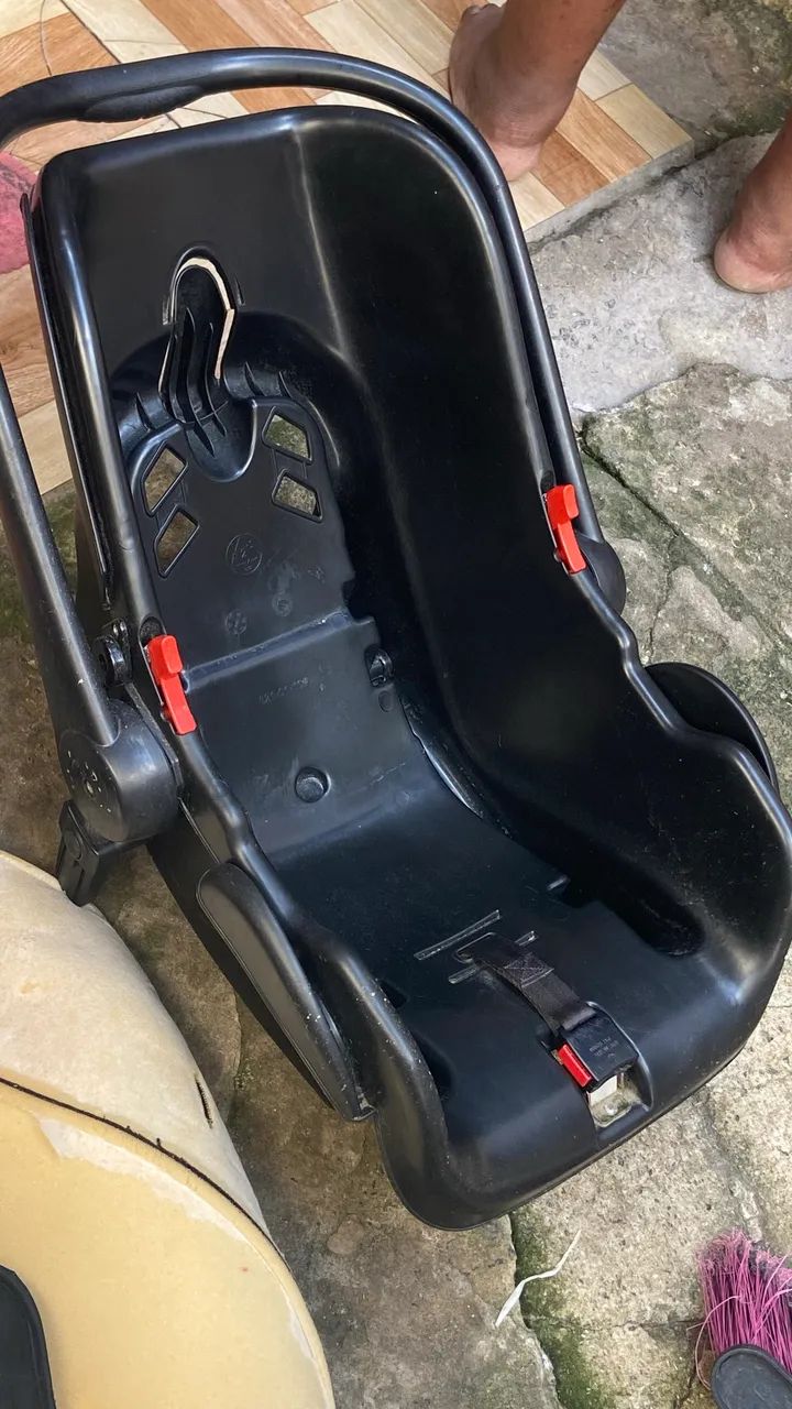 Vende -se berço com colchão e vai com um bebê conforto  - Foto 2