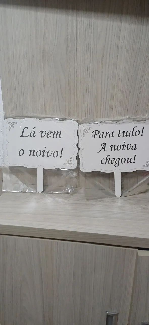 2 plaquinhas ee casamento noivo e noiva