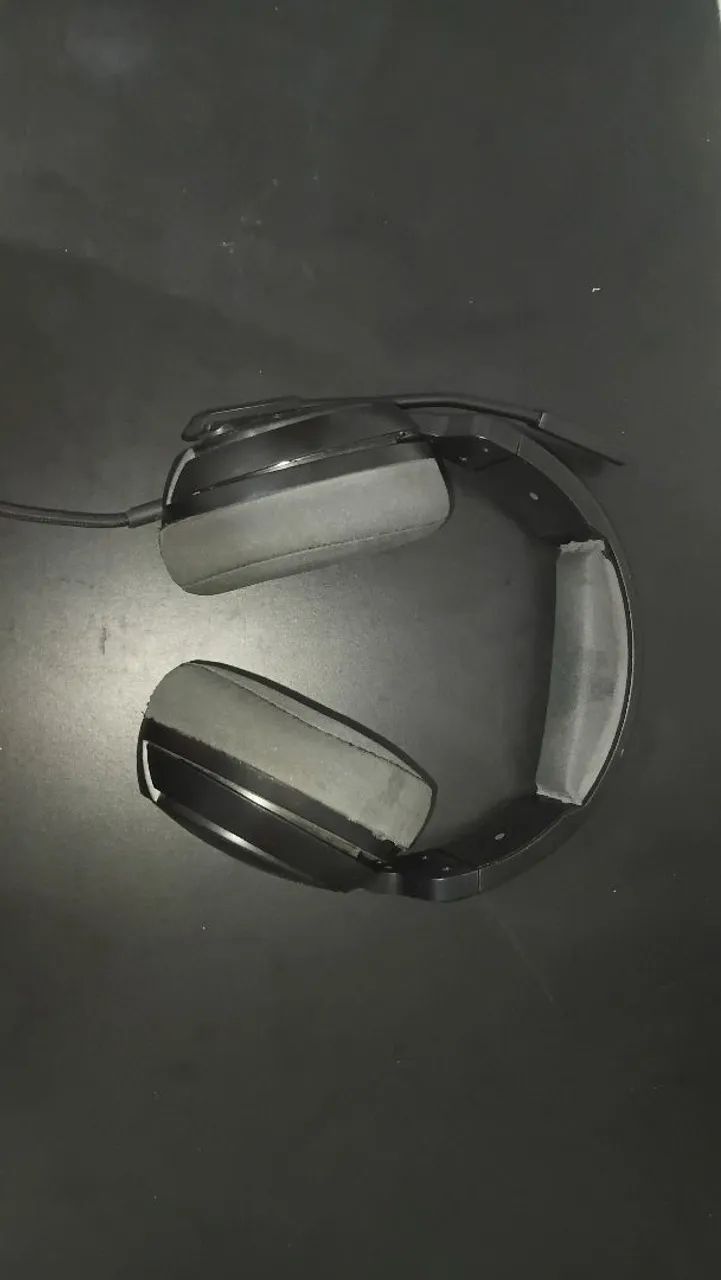 Headset AOC com fio para PC e celular.