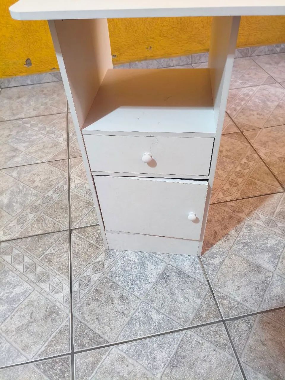 Quarda roupa de 1 porta, e mesinha. - Foto 5
