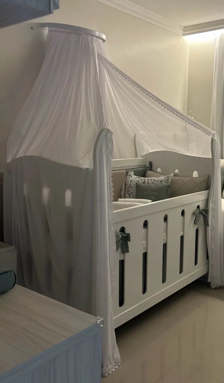 Véu e dossel branco para quarto de bebê 