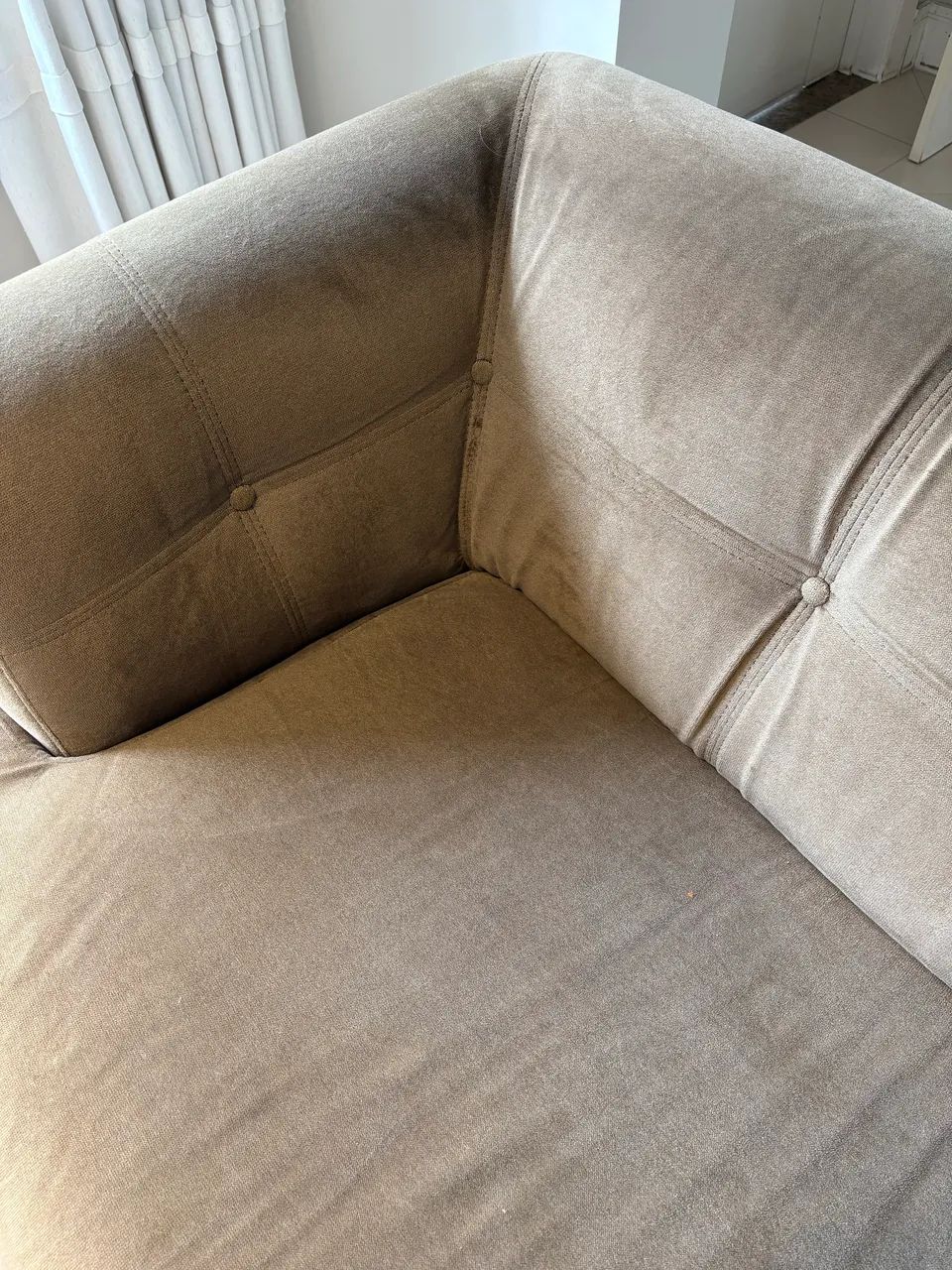 Sofá de veludo marrom 2,20m | Moderno e confortável - Foto 5