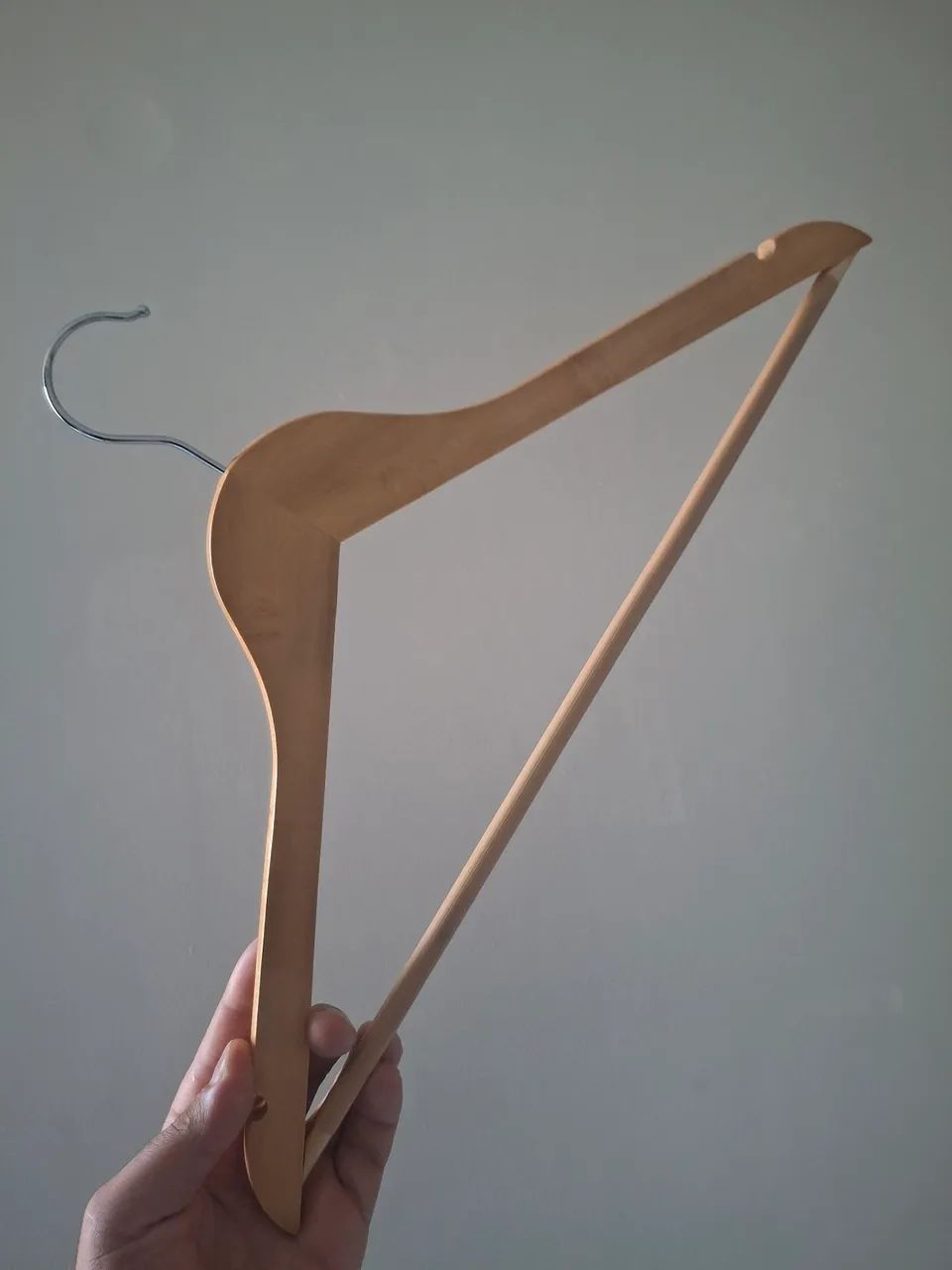 Kit 30 cabides madeira + 13 cabides acrílico 