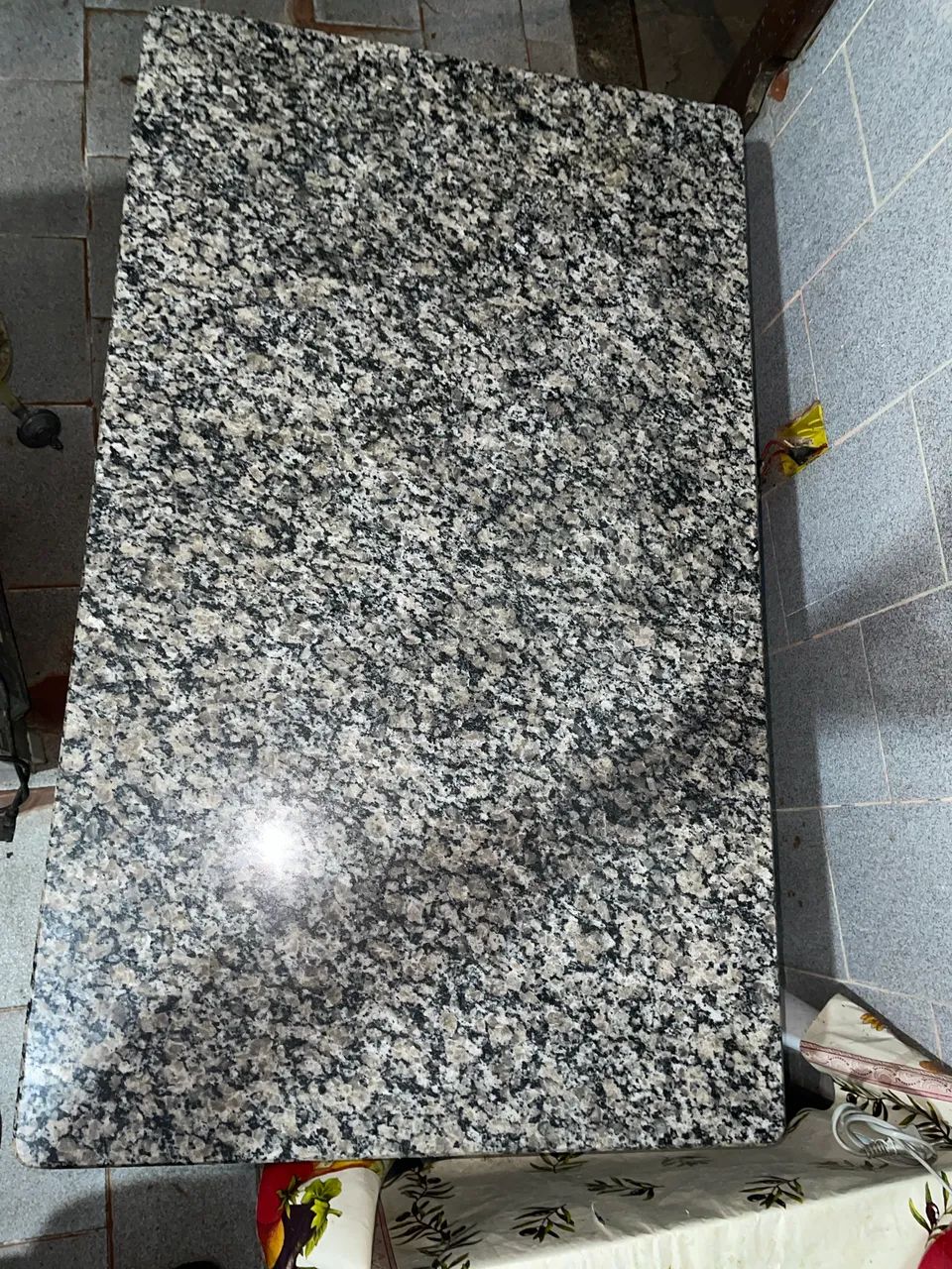 Mesa de mármore com pé de ferro.  - Foto 2