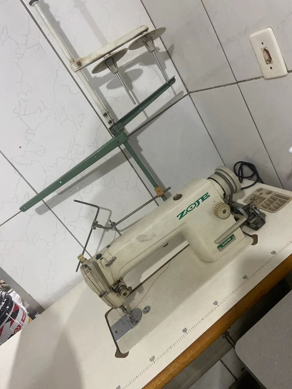 Vende-se máquina de costura reta e overloque 