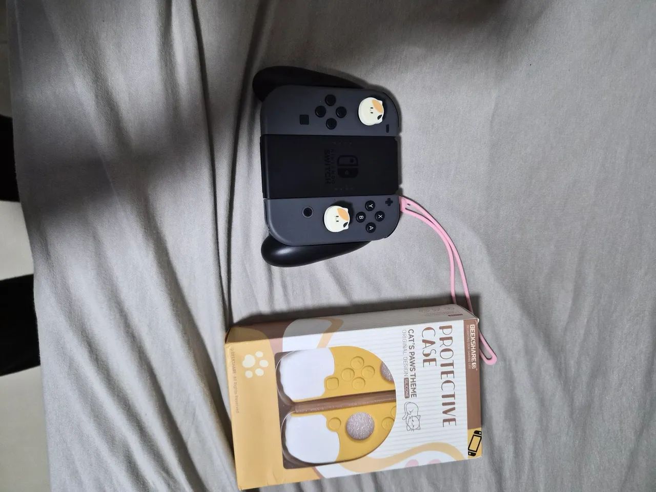 Nintendo Switch, na caixa, com dois controles e vários acessorios. - Foto 2