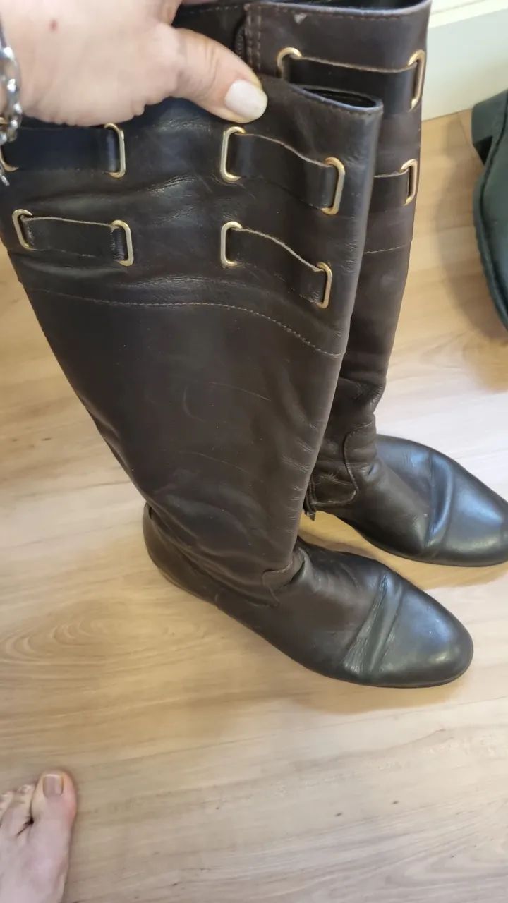 Botas de couro marrom e preta 