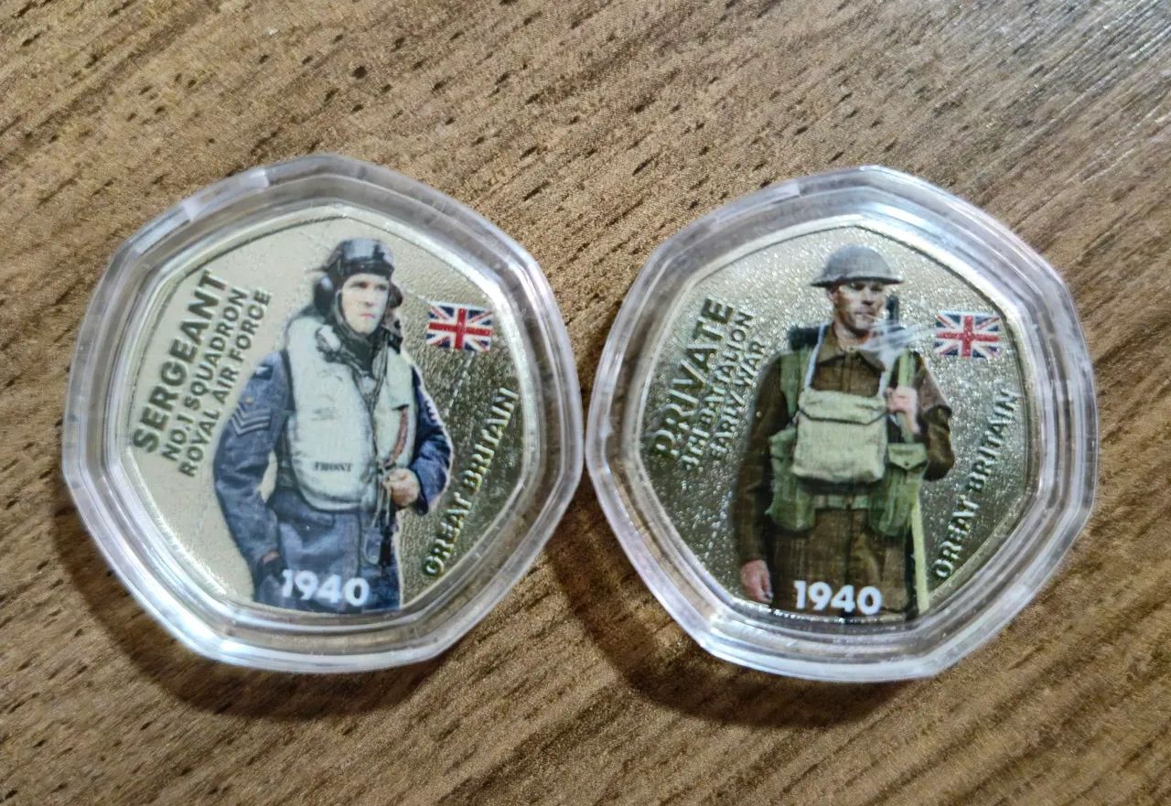 Set de 2x moedas 50 Pence Inglaterra Comemorativas WW2 Segunda Guerra