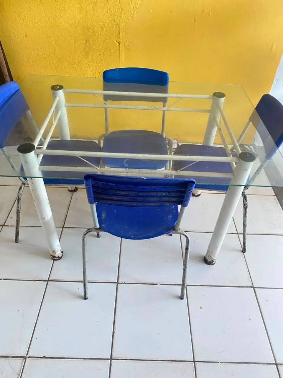 Vendo mesa com tampo de vidro e 4 cadeiras - Foto 4