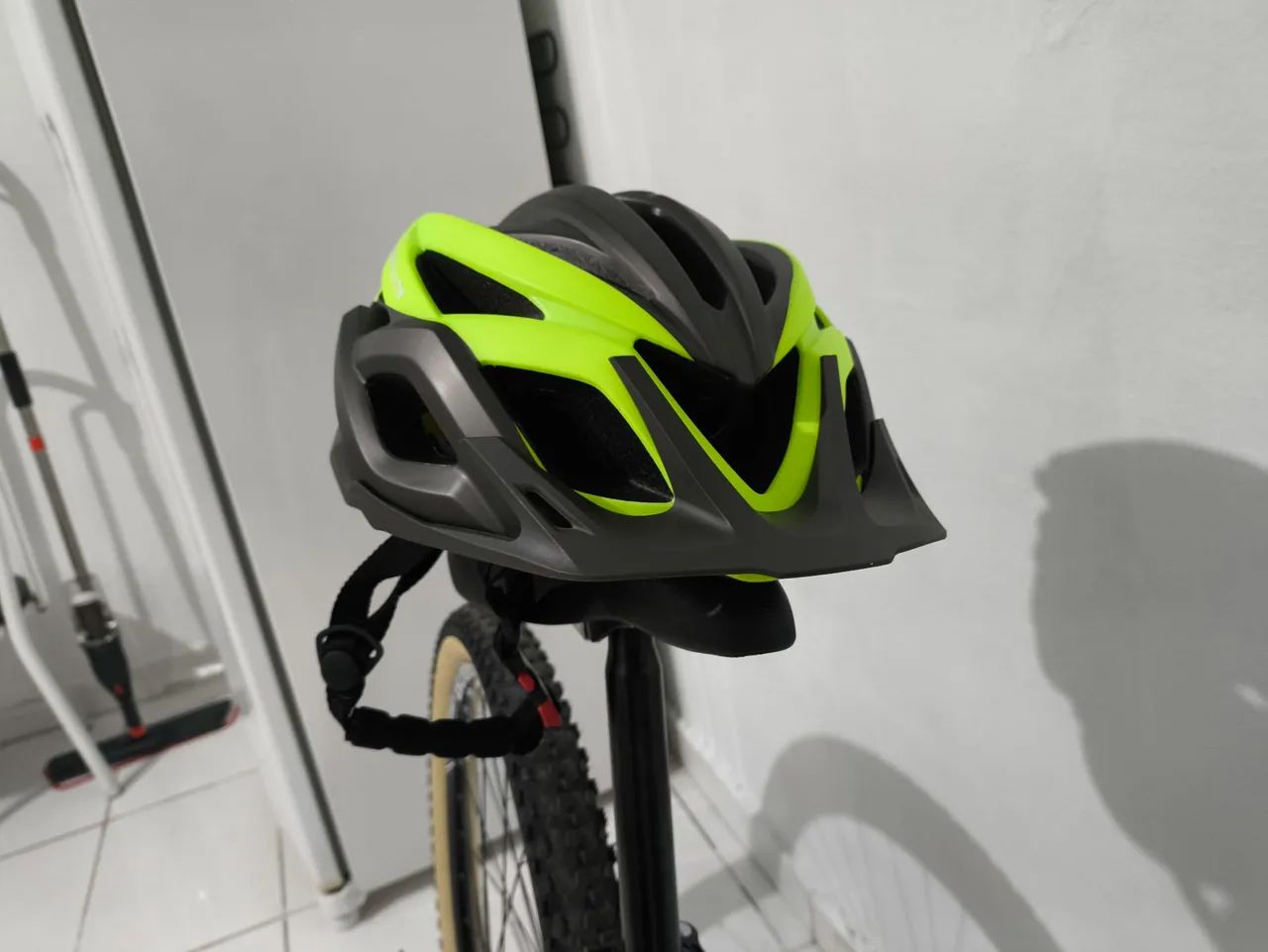 Bicicleta ksw xlt100 pouco usada + Capacete e U-Lock - Foto 3
