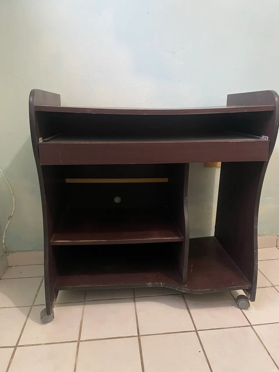 Mesa para Computador com Bandeja para Teclado e Rodinhas - Foto 4
