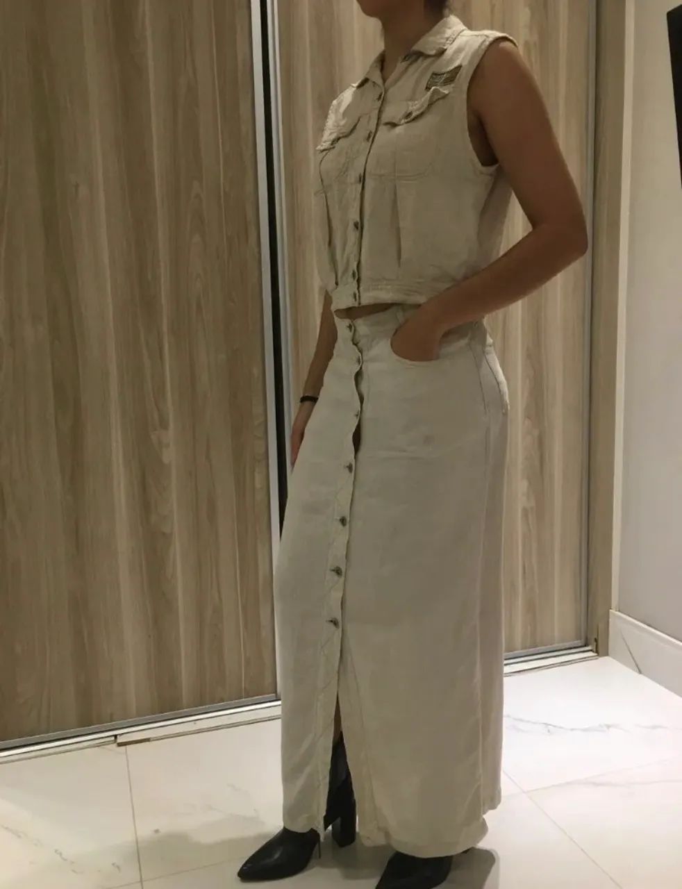 Conjunto saia longa e colete bege 