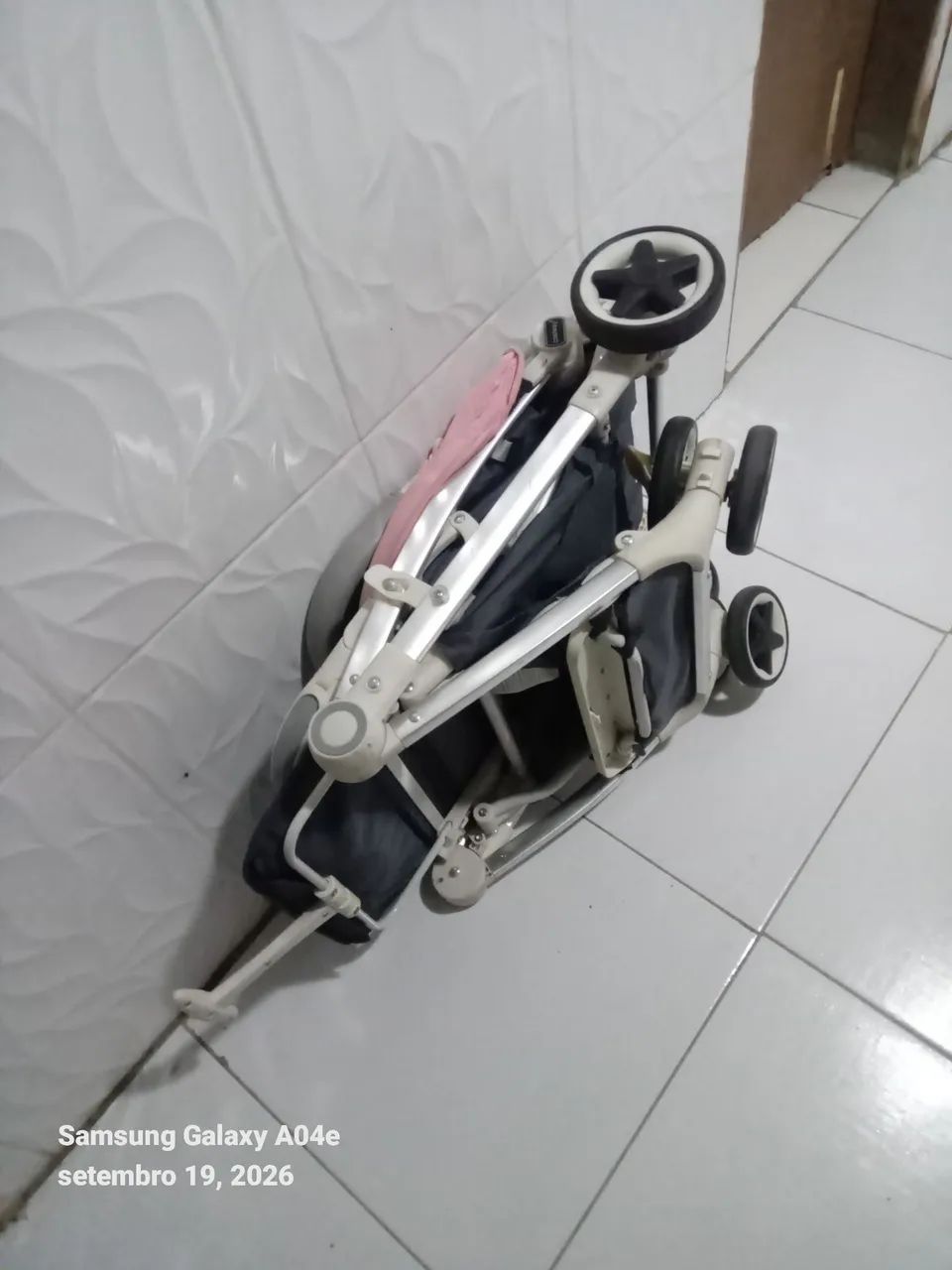 Carrinho de bebê semi novo compacto  - Foto 5