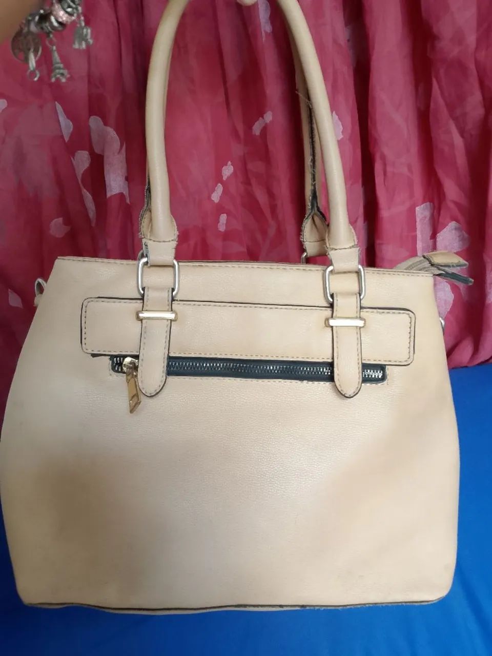 Bolsa de couro  ,sem a alça grande .