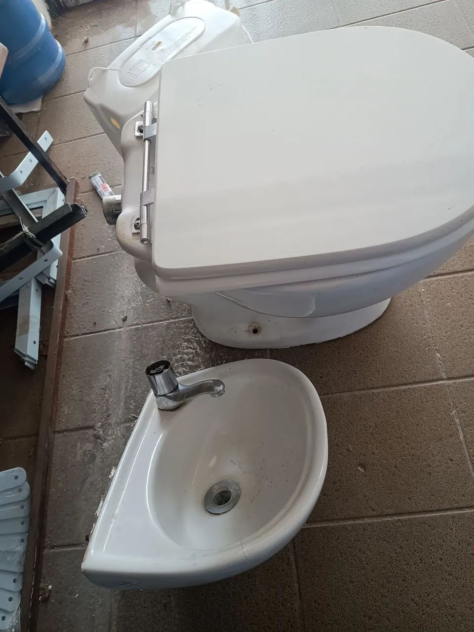 Vaso sanitário e uma pia - Foto 2