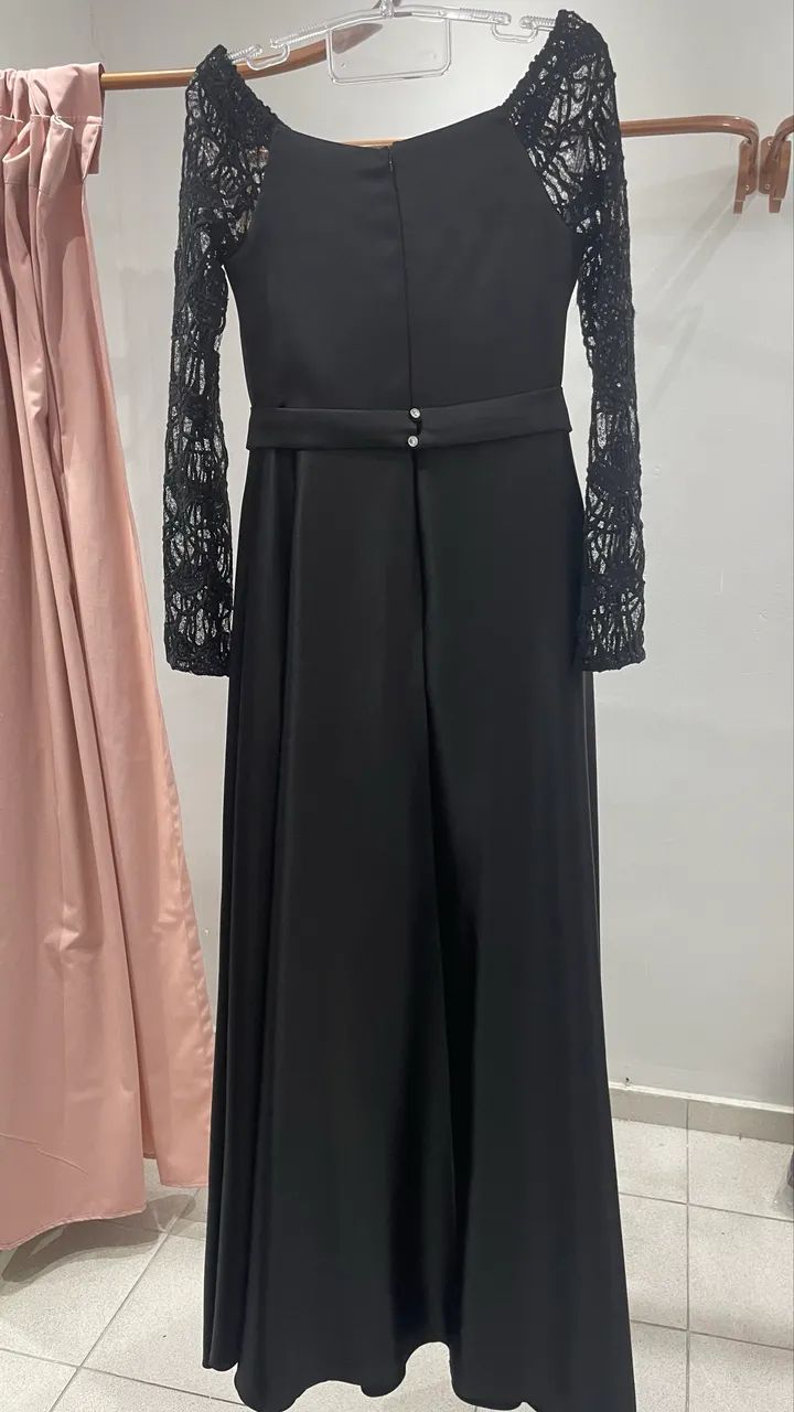 Vestido preto com mangas de renda - Foto 4