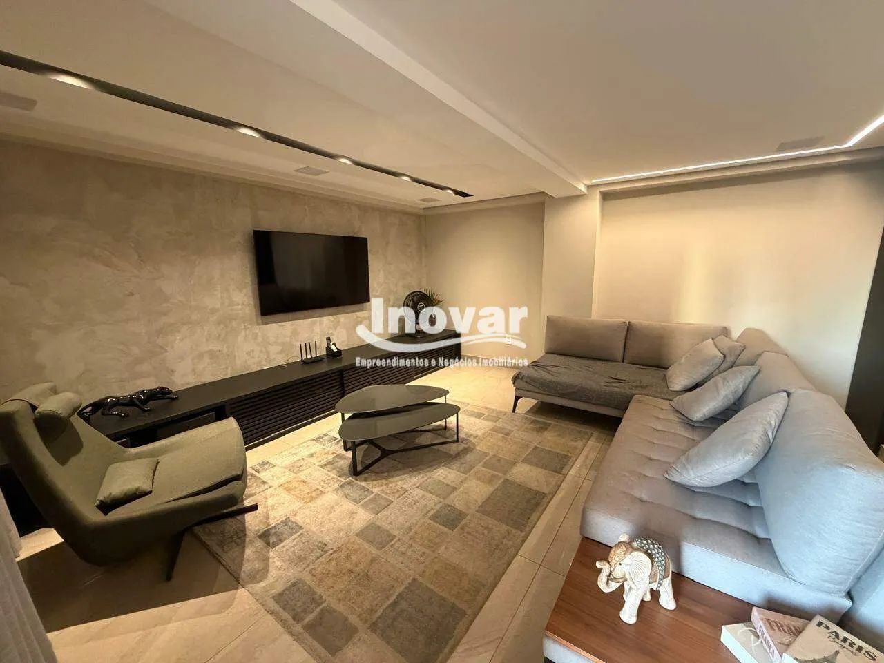 Cobertura sofisticada, vendida como Porteira Fechada com 150 m². Possui 1 Suíte + 2 Semi-S