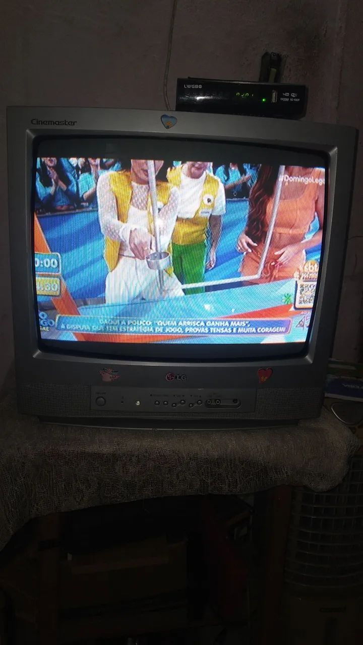 TV LG 20 polegadas com conversor e controle. 