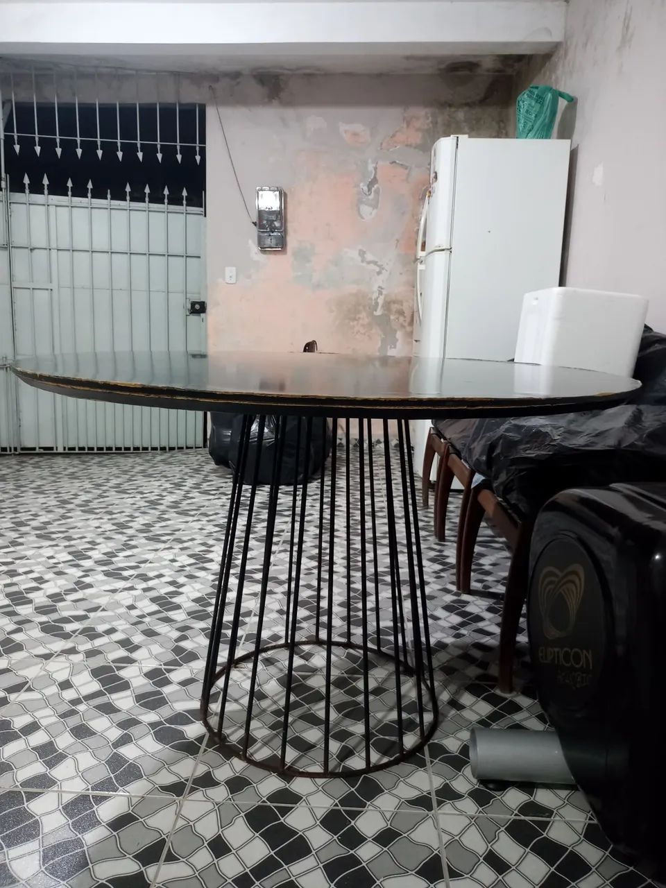 Mesa redonda com base de ferro