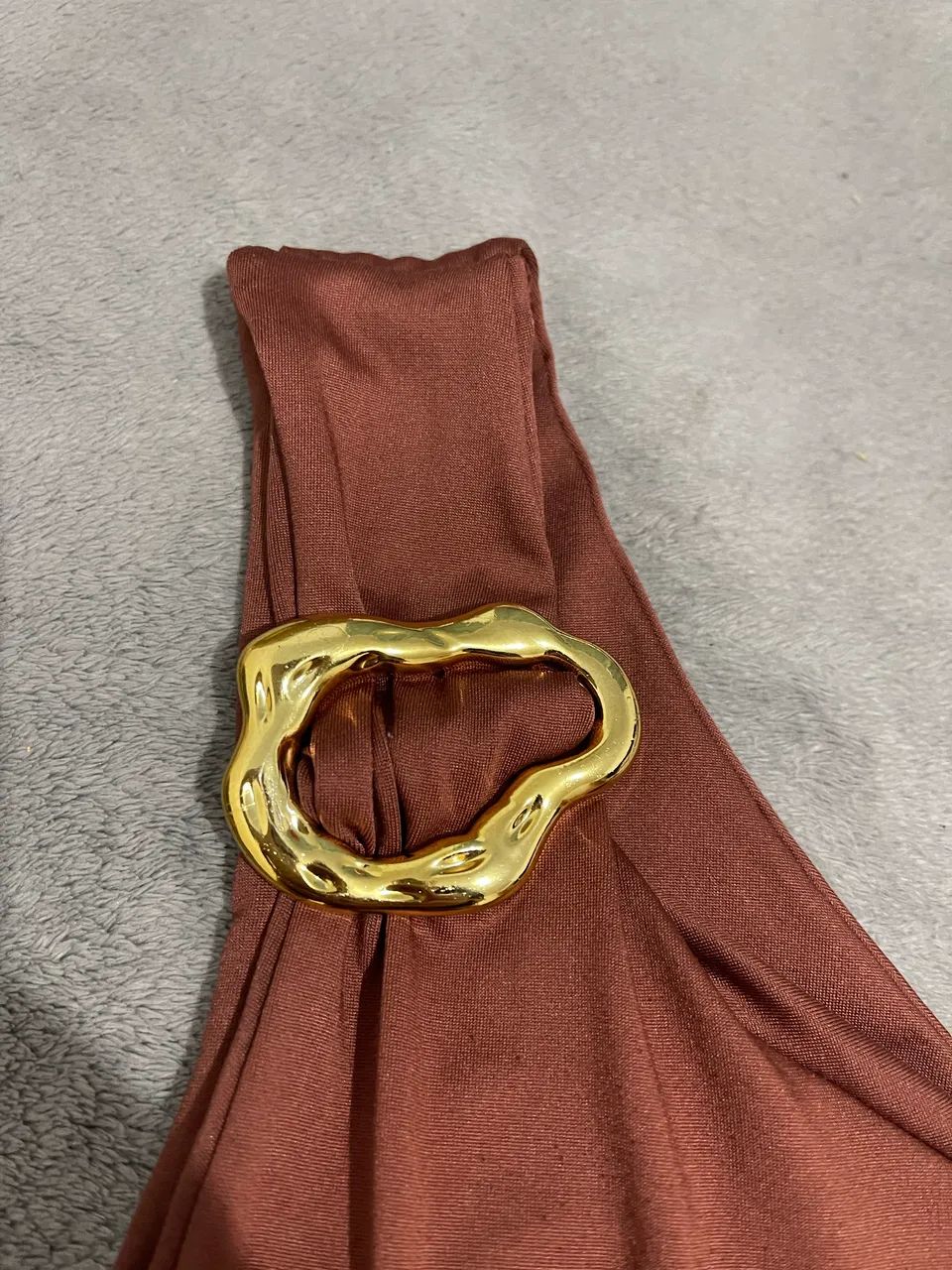 Blusa marrom com fivela dourada - Foto 2