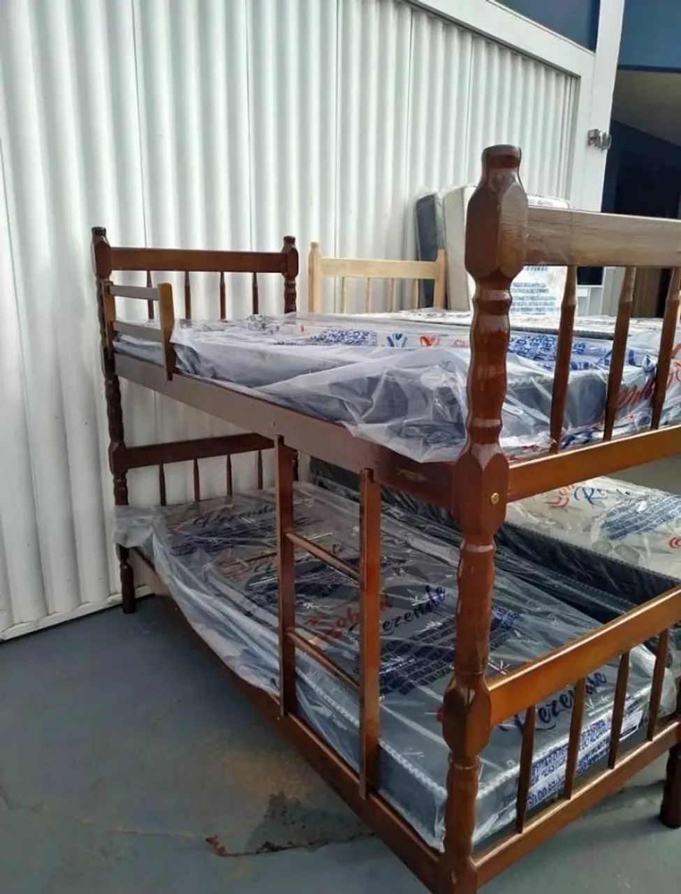 Beliche Envernizada Reforçada Torneada Com Colchões Novos 