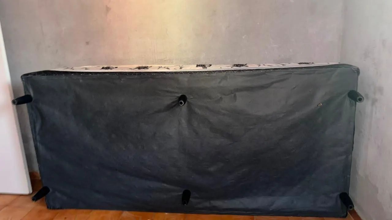 Base calda semi nova no plástico ainda e duas camas solteiro só chama  - Foto 2