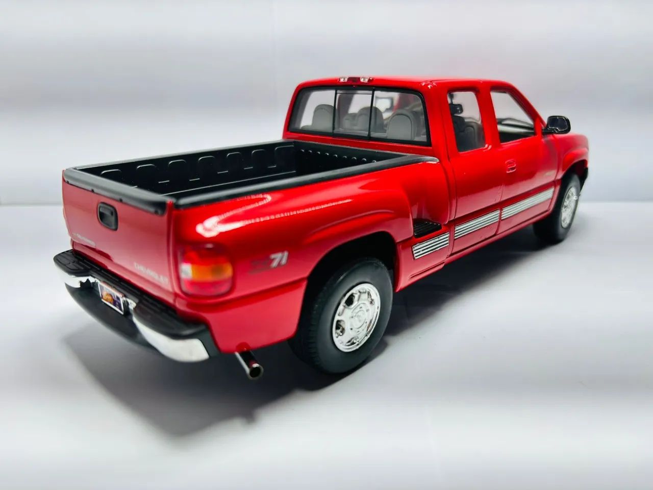 Miniatura Chevrolet Silverado 1999 1/18 - Foto 2
