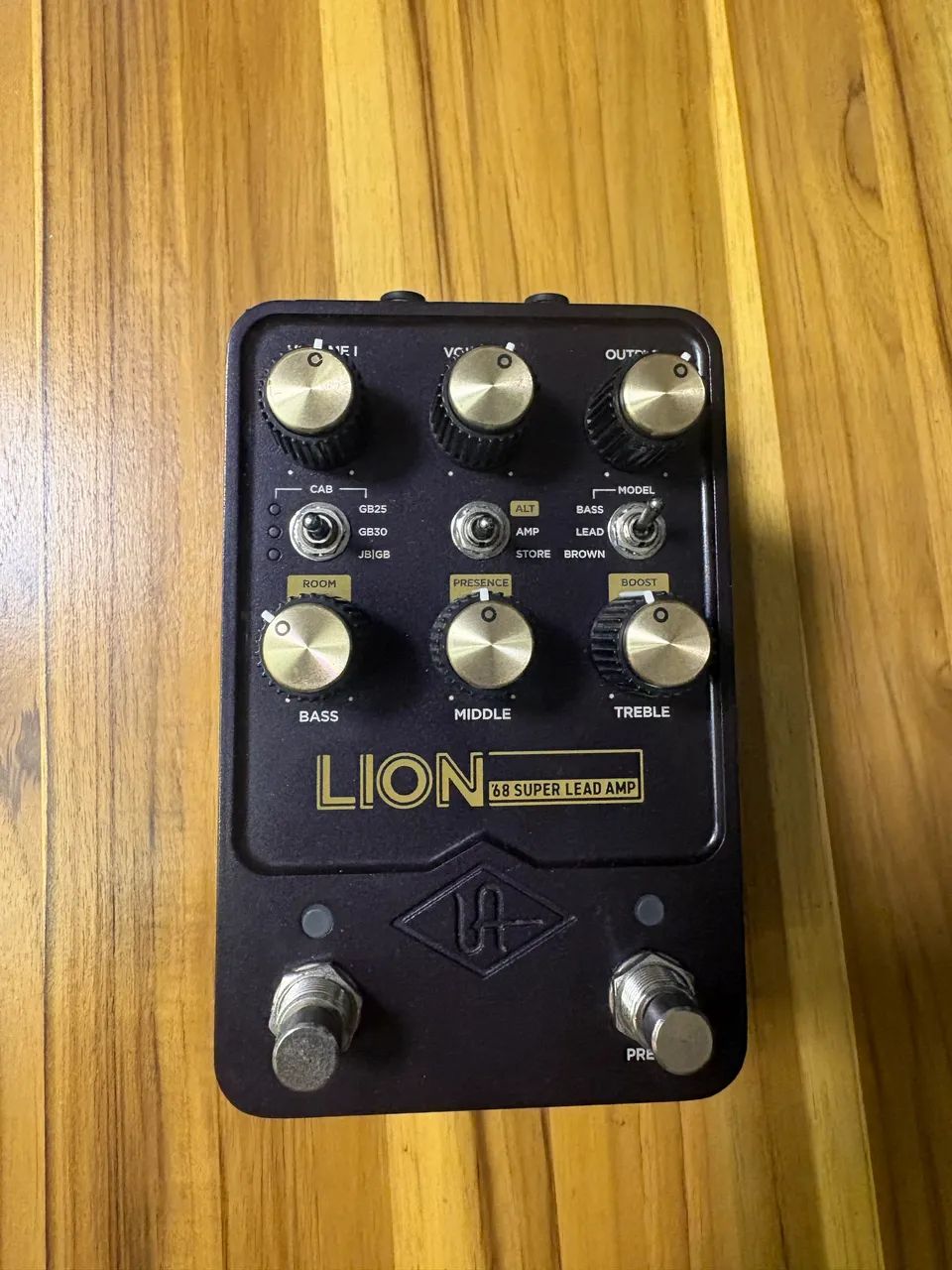 Pedal UAD Lion Marshall com caixa