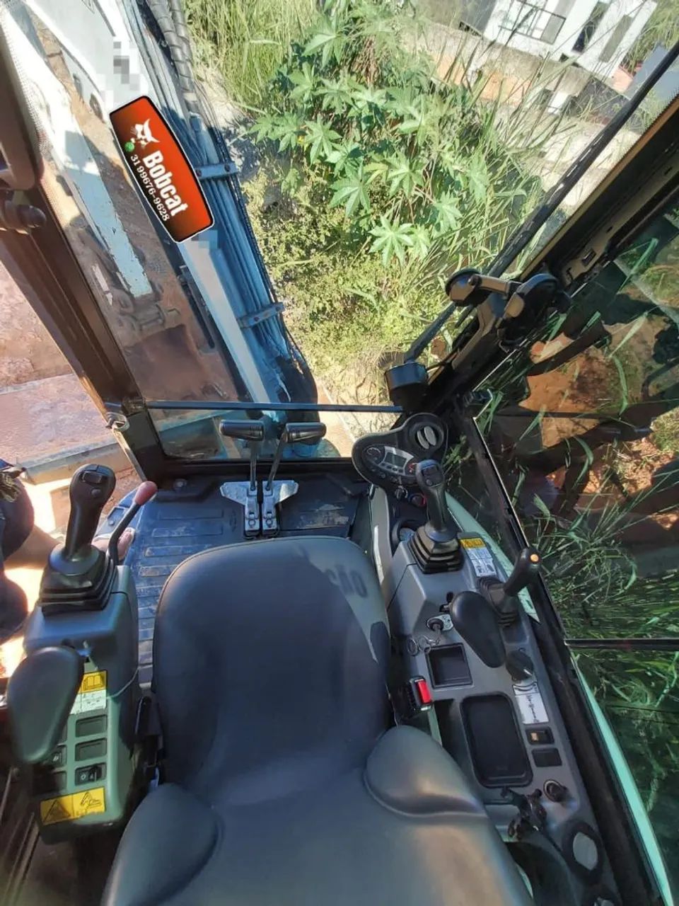 Mini escavadeira Bobcat E26 cabinada e ar condicionado  - Foto 2