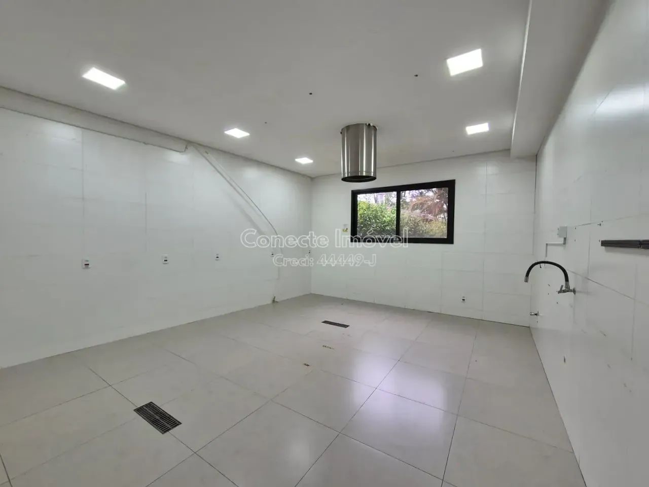 Ponto Comercial com 49 m² Próximo ao Centro de Holambra, com Sala Ampla, Escritório, Depós